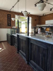 eine Küche mit einer großen Theke in einem Restaurant in der Unterkunft Maiten Tempo 2 in Esquel