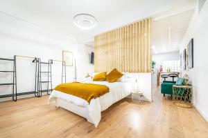 ein Schlafzimmer mit einem Bett mit einer gelben Decke in der Unterkunft Sintra Nest & Loft by Lisbon with Sintra in Sintra