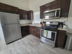 Kuchyň nebo kuchyňský kout v ubytování Coachella Lakes RV Resort