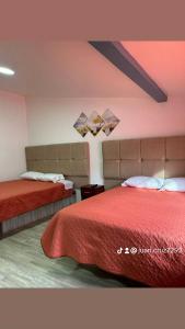 Łóżko lub łóżka w pokoju w obiekcie Hospedaje Vacacional y Familiar Baños