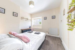 um quarto com uma cama e uma janela em Charming cottage, Lake District em Little Broughton