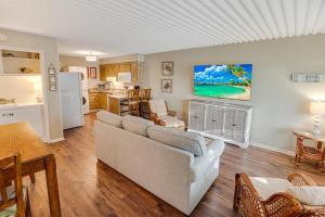 Televiisor ja/või meelelahutuskeskus majutusasutuses Beaches and Waves Two Bdrm Resort View 1st Floor