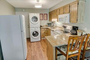 Köök või kööginurk majutusasutuses Beaches and Waves Two Bdrm Resort View 1st Floor