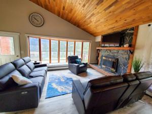 Oleskelutila majoituspaikassa Juneau 3 bedroom home with Ocean & Mountain Views