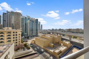 vistas a una ciudad con edificios y una autopista en Dec Tower 1br in Dubai Marina- Monthly Offer, en Dubái