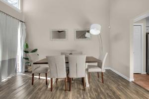 mesa de comedor con sillas blancas y lámpara en Quiet Home, Perdido-Orange Bch, Golf View 3BR-2BT, en Pensacola