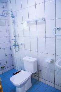 NANCY في يمبي: حمام ابيض مع مرحاض ومغسلة