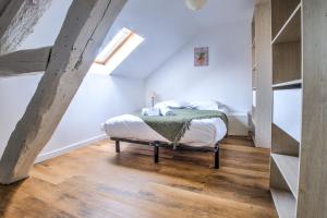 1 dormitorio con 1 cama en el ático en Le St Martin, en Périgueux