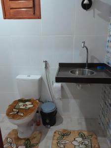 a bathroom with a toilet and a sink at Chalé Primavera in Guaramiranga