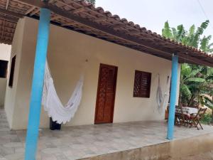 a porch of a house with blue poles at Chalé Primavera in Guaramiranga