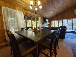 uma sala de jantar com uma grande mesa e cadeiras em Updated Duplex with Mountain & Filtered Water View em Juneau