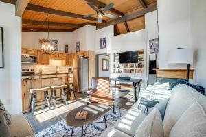 sala de estar con sofá y cocina en Chic Greek Peak Ski Resort Townhome with Balconies en Cortland