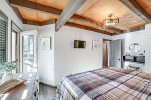 une chambre avec un lit, une table et une fenêtre dans l'établissement Chic Greek Peak Ski Resort Townhome with Balconies!, à Cortland