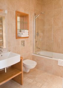 A bathroom at Regent House deluxe 2 bedroom apartment 