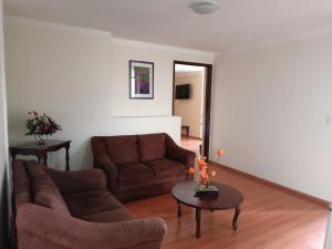 sala de estar con sofá y mesa en Hotel Suites Teziutlan en Teziutlán