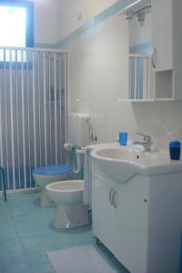 La salle de bains est pourvue de toilettes et d'un lavabo. dans l'établissement Ferienwohnung im Erdgeschoss - b43981, à Leuca