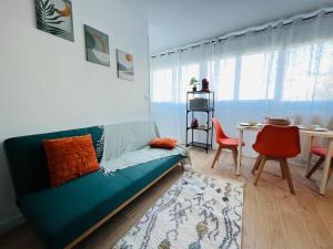 Posezení v ubytování Le Vibrant Bubble - Studio Parking 10 min U-Arena La Défense