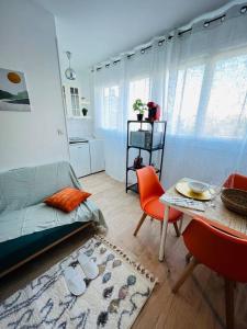 Posezení v ubytování Le Vibrant Bubble - Studio Parking 10 min U-Arena La Défense