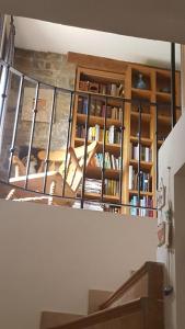 - une vue depuis le haut d'un escalier avec une étagère dans l'établissement Ferienhaus für 4 Personen ca 100 qm in Nova Vas nad Dragonjo, Küstenland Slowenien, à Nova Vas nad Dragonjo
