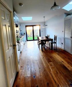 Gambar di galeri bagi Contemporary 3 bed house with spacious garden close to Stratford & Canary Wharf di London