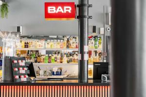un bar avec un panneau au-dessus d'un comptoir dans l'établissement Aiden by Best Western Stockholm Arlanda Airport, à Arlanda