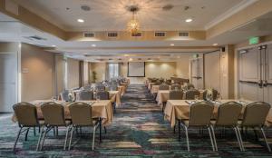 - une salle de banquet avec des tables et des chaises dans l'établissement Ayres Hotel Huntington Beach/Fountain Valley, à Fountain Valley