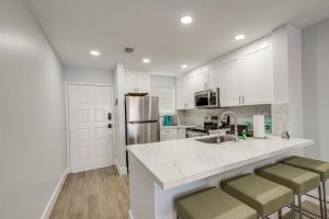 Una cocina o kitchenette en Laptop-Friendly Key Largo Condo with Pool View!