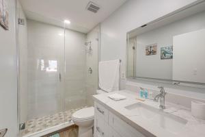 Un baño de Laptop-Friendly Key Largo Condo with Pool View!