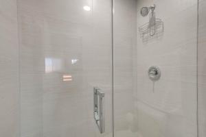 Un baño de Laptop-Friendly Key Largo Condo with Pool View!