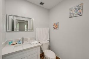 Un baño de Laptop-Friendly Key Largo Condo with Pool View!