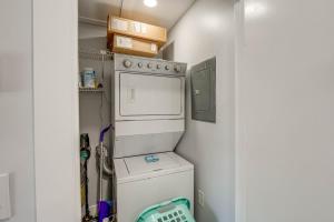 Una cocina o kitchenette en Laptop-Friendly Key Largo Condo with Pool View!