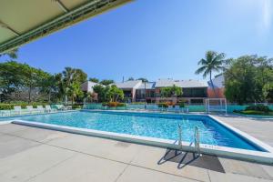 una piscina en un complejo en Laptop-Friendly Key Largo Condo with Pool View!, en Cayo Largo