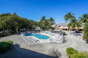 una imagen de una piscina en un complejo en Laptop-Friendly Key Largo Condo with Pool View!, en Cayo Largo