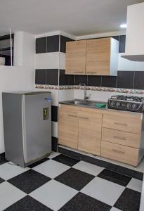 cocina con nevera y fregadero en Apartamento en Rodadero, en Santa Marta