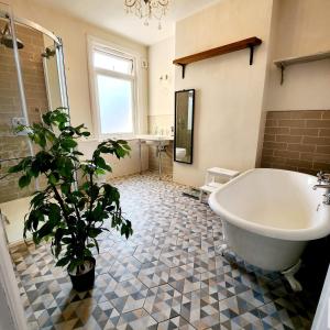 Bilik mandi di Contemporary 3 bed house with spacious garden close to Stratford & Canary Wharf