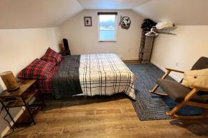 sypialnia z łóżkiem, kanapą i krzesłem w obiekcie Ocean & Mountain View Home, near Downtown Juneau w mieście Juneau