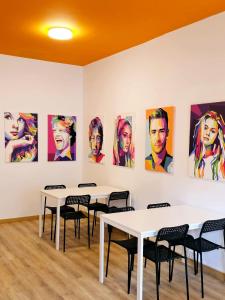 una habitación con mesas y pinturas en la pared en Arc House Pop Art en Madrid