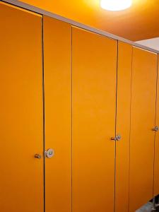 una fila de armarios naranjas en una habitación en Arc House Pop Art en Madrid