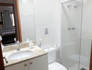 een badkamer met een douche, een toilet en een wastafel bij Recreio dos Bandeirantes Praia in Rio de Janeiro
