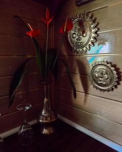 un vaso con dei fiori, seduto su un tavolo. di Casa Grimaldo a Valle de Anton