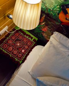 a table with a lamp next to a bed at Casa Grimaldo in Valle de Anton