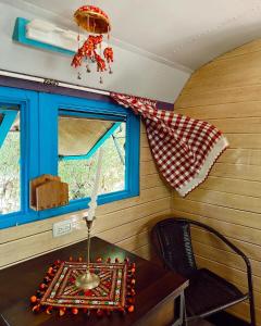 ein Esszimmer mit einem Tisch und einem Fenster in der Unterkunft Casa Grimaldo in El Valle de Antón