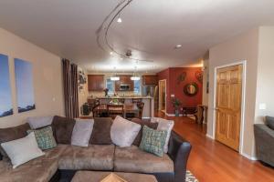 a living room with a couch and a kitchen at Family Getaway in Juneau Unforgettable Ocean Views in Mendenhaven