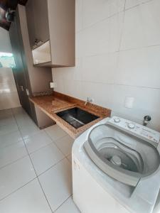 uma casa de banho com um WC branco num quarto em Morada da Lagoinha em Florianópolis