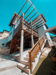 um conjunto de escadas que levam a um edifício em Morada da Lagoinha em Florianópolis