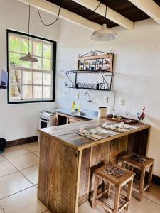 eine Küche mit einer großen Holzinsel in einem Zimmer in der Unterkunft Vila Santana Tiradentes in Tiradentes