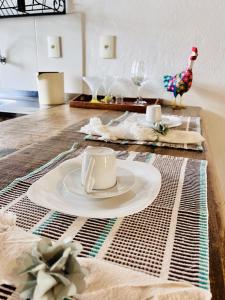 einen Tisch mit einem Teller, einer Tasse und einem Huhn in der Unterkunft Vila Santana Tiradentes in Tiradentes