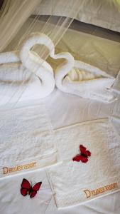 un grupo de toallas y mariposas en una cama en Dreamer Resort, en San Vicente