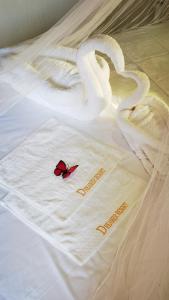 a white napkin with a swan on a bed at Dreamer Resort in San Vicente