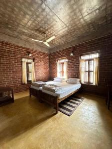 1 dormitorio con 1 cama grande en una pared de ladrillo en Gracevilla, en Pīrmed